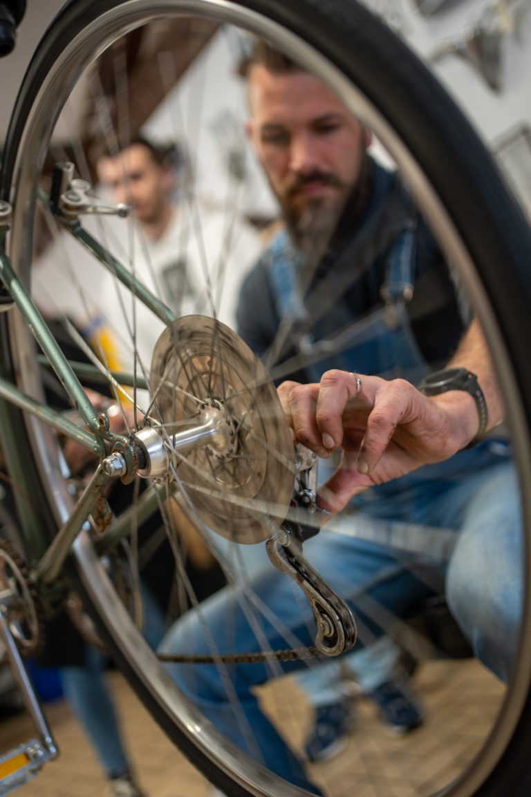 Recyclerie de vélos aux Forges sur la route des Savoir-Faire - Photo SIMON DAVAL / PERIPLES ET CIE