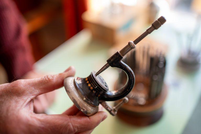 Restaurateur artisan horloger sur la Route des Savoir Faire 2026 - Photo SIMON DAVAL / PERIPLES ET CIE