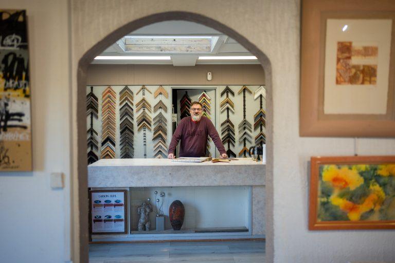 Galerie Art Perrin et Encadrement sur la Route des Savoir Faire à Montbéliard - Photo SIMON DAVAL / PERIPLES ET CIE