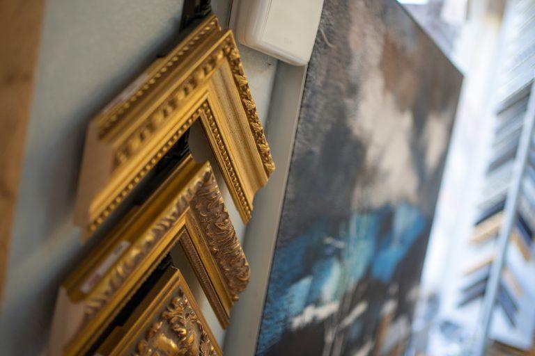 Galerie Art Perrin et Encadrement sur la Route des Savoir Faire à Montbéliard - Photo SIMON DAVAL / PERIPLES ET CIE