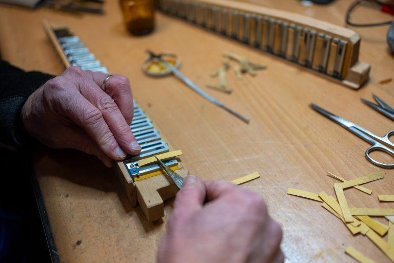 Réparation d'accordéons (Music Accordéon), artisan de la Route des Savoir Faire - Photo SIMON DAVAL / PERIPLES ET CIE