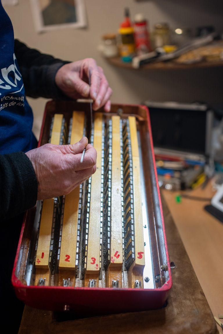 Réparation d'accordéons (Music Accordéon), artisan de la Route des Savoir Faire - Photo SIMON DAVAL / PERIPLES ET CIE