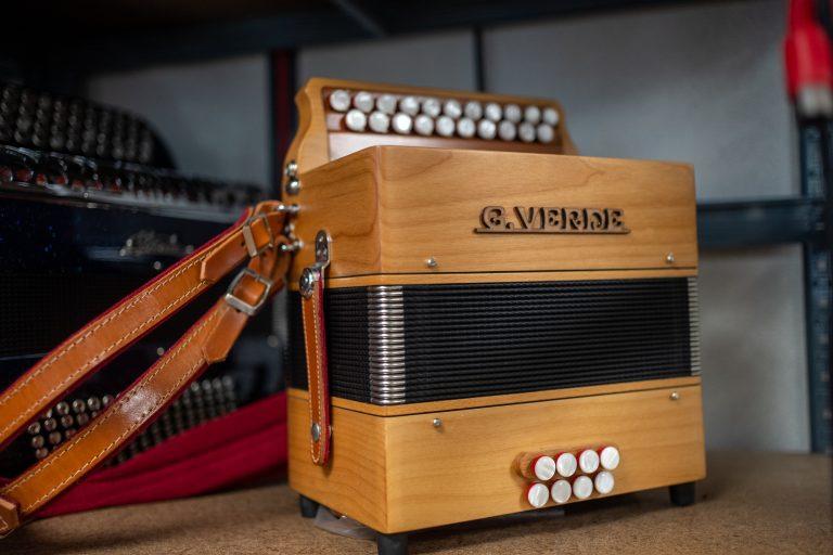 Réparation d'accordéons (Music Accordéon), artisan de la Route des Savoir Faire - Photo SIMON DAVAL / PERIPLES ET CIE