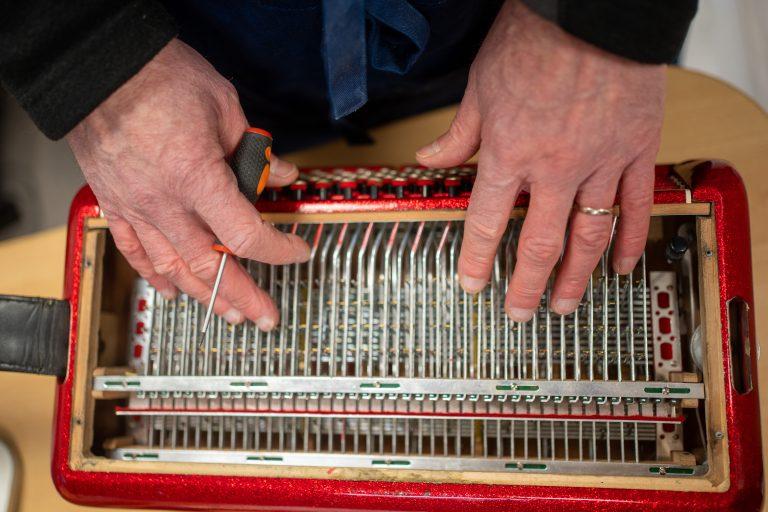 Réparation d'accordéons (Music Accordéon), artisan de la Route des Savoir Faire - Photo SIMON DAVAL / PERIPLES ET CIE