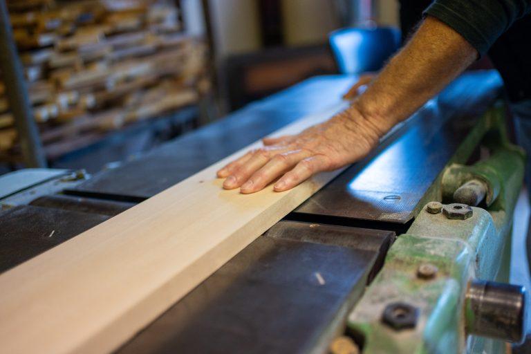 Menuisier et createur de puzzle Au Coeur du Bois sur la Route des Savoir-Faire 2026 - Photo SIMON DAVAL / PERIPLES ET CIE