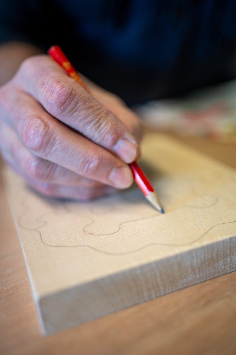 Menuisier et createur de puzzle Au Coeur du Bois sur la Route des Savoir-Faire 2026 - Photo SIMON DAVAL / PERIPLES ET CIE