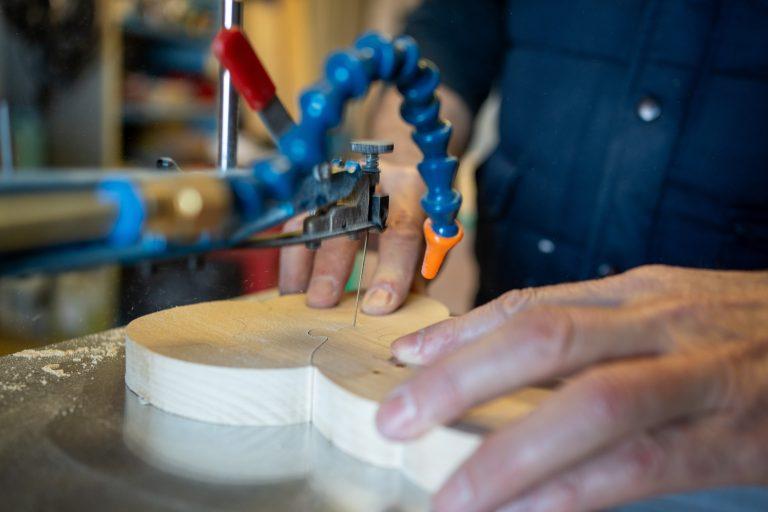 Menuisier et createur de puzzle Au Coeur du Bois sur la Route des Savoir-Faire 2026 - Photo SIMON DAVAL / PERIPLES ET CIE