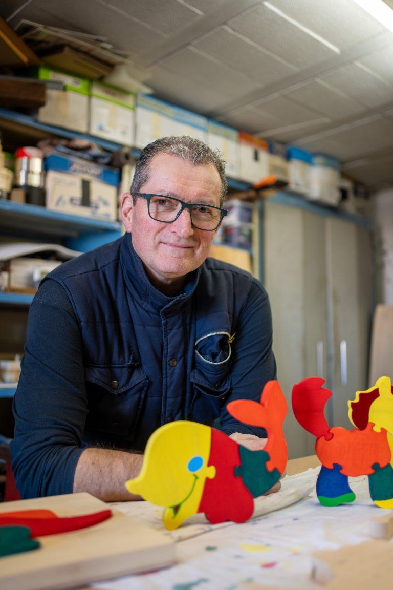 Menuisier et createur de puzzle Au Coeur du Bois sur la Route des Savoir-Faire 2026 - Photo SIMON DAVAL / PERIPLES ET CIE