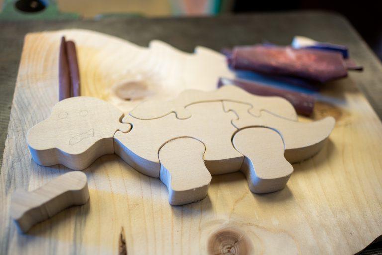 Menuisier et createur de puzzle Au Coeur du Bois sur la Route des Savoir-Faire 2026 - Photo SIMON DAVAL / PERIPLES ET CIE