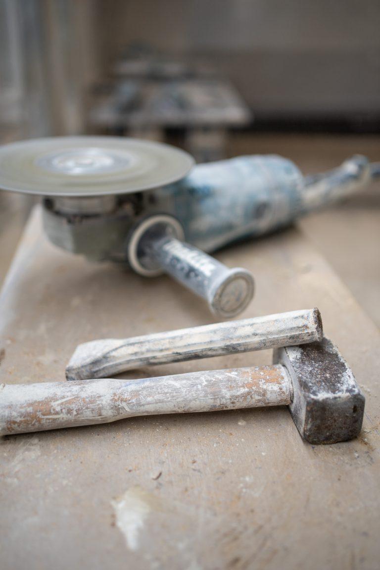 Art Deco Roc (tailleur de pierre) sur la Route des Savoir-Faire 2026 - Photo SIMON DAVAL / PERIPLES ET CIE