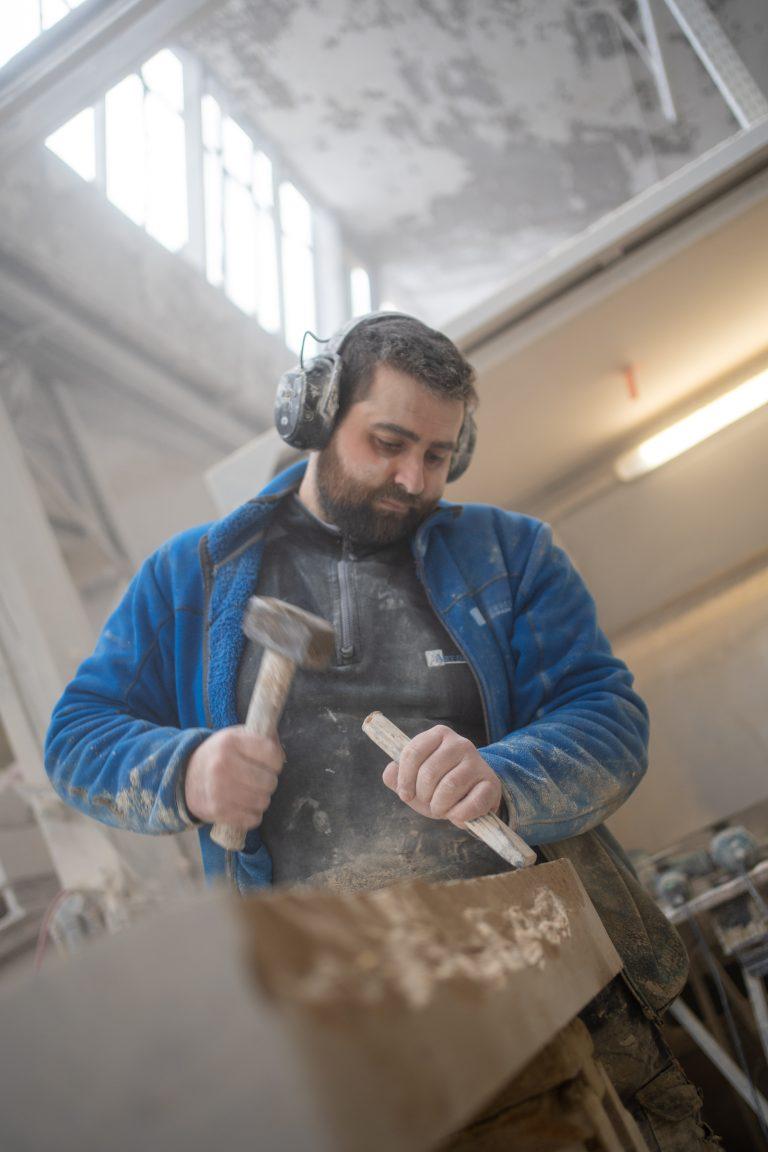 Art Deco Roc (tailleur de pierre) sur la Route des Savoir-Faire 2026 - Photo SIMON DAVAL / PERIPLES ET CIE