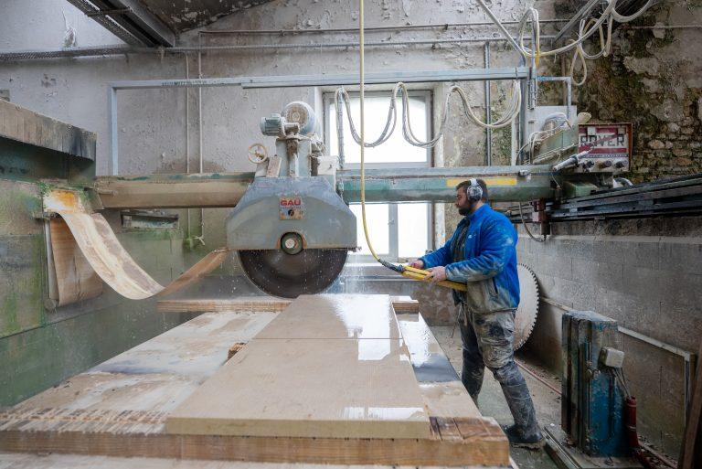 Art Deco Roc (tailleur de pierre) sur la Route des Savoir-Faire 2026 - Photo SIMON DAVAL / PERIPLES ET CIE