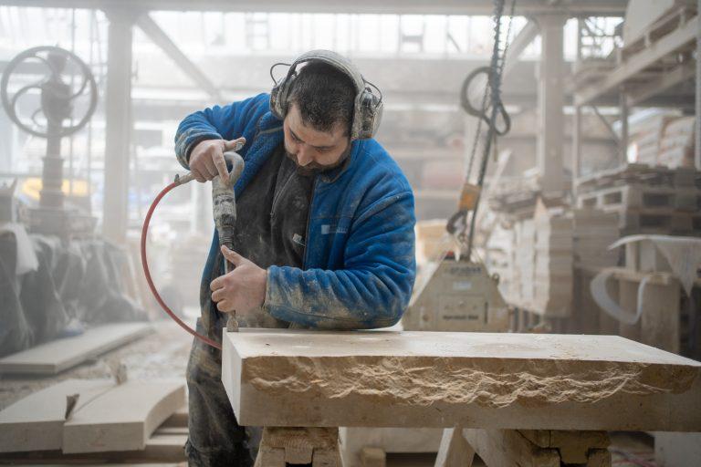 Art Deco Roc (tailleur de pierre) sur la Route des Savoir-Faire 2026 - Photo SIMON DAVAL / PERIPLES ET CIE