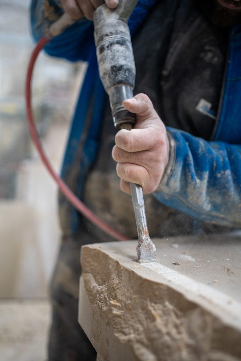 Art Deco Roc (tailleur de pierre) sur la Route des Savoir-Faire 2026 - Photo SIMON DAVAL / PERIPLES ET CIE