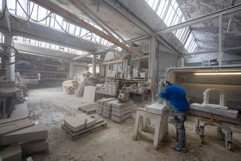 Art Deco Roc (tailleur de pierre) sur la Route des Savoir-Faire 2026 - Photo SIMON DAVAL / PERIPLES ET CIE