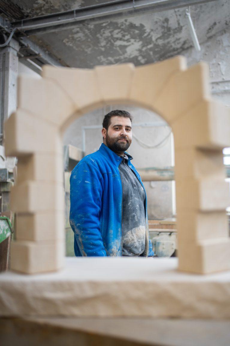 Art Deco Roc (tailleur de pierre) sur la Route des Savoir-Faire 2026 - Photo SIMON DAVAL / PERIPLES ET CIE