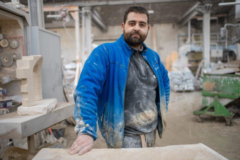 Art Deco Roc (tailleur de pierre) sur la Route des Savoir-Faire 2026 - Photo SIMON DAVAL / PERIPLES ET CIE