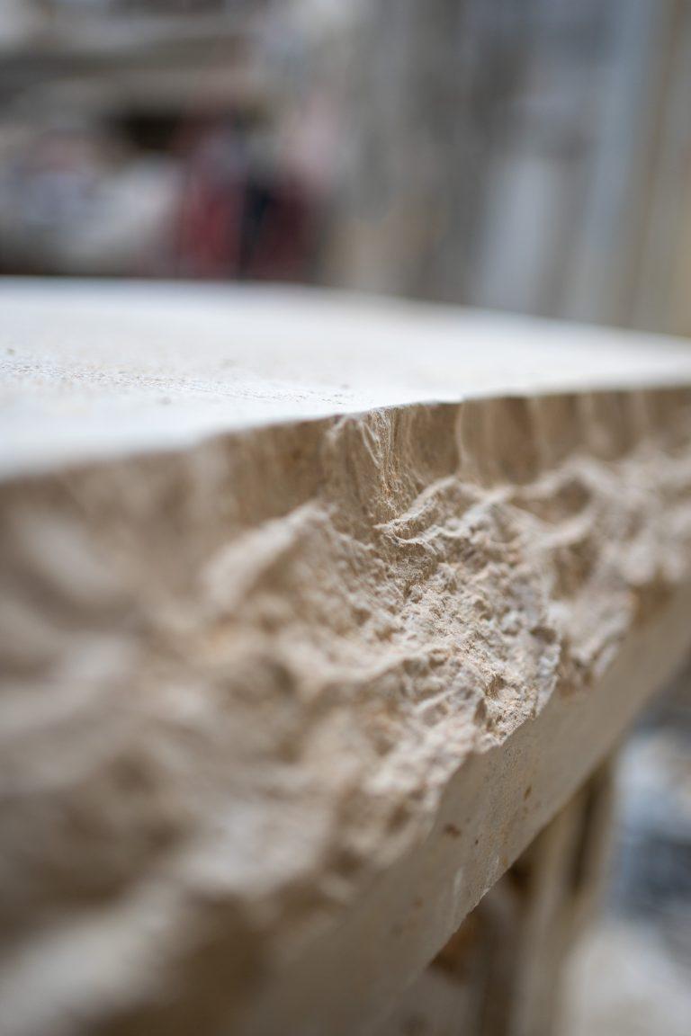 Art Deco Roc (tailleur de pierre) sur la Route des Savoir-Faire 2026 - Photo SIMON DAVAL / PERIPLES ET CIE