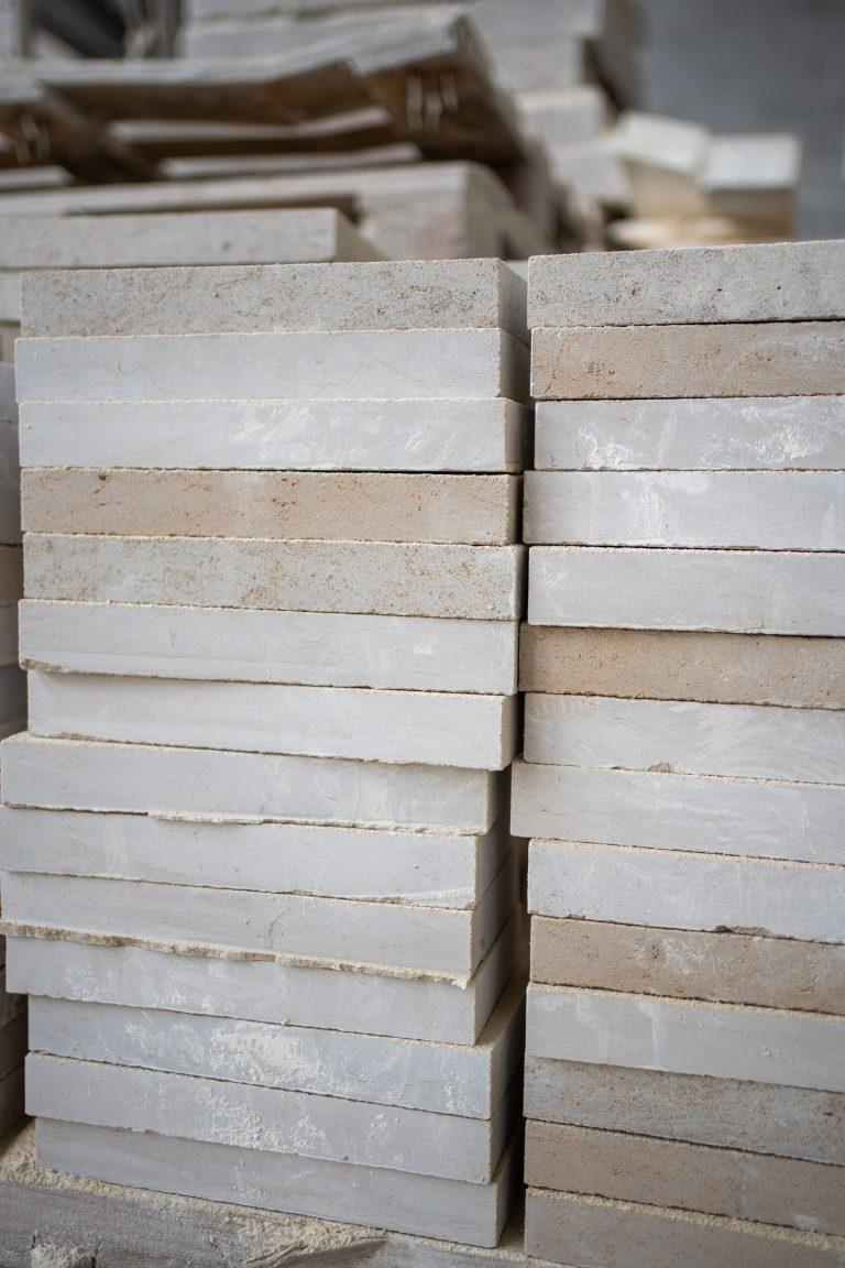 Art Deco Roc (tailleur de pierre) sur la Route des Savoir-Faire 2026 - Photo SIMON DAVAL / PERIPLES ET CIE